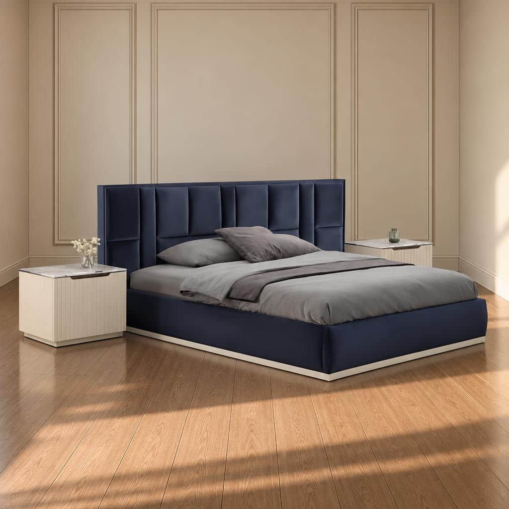 Bedroom set furniture finish and room styling view - image 63630